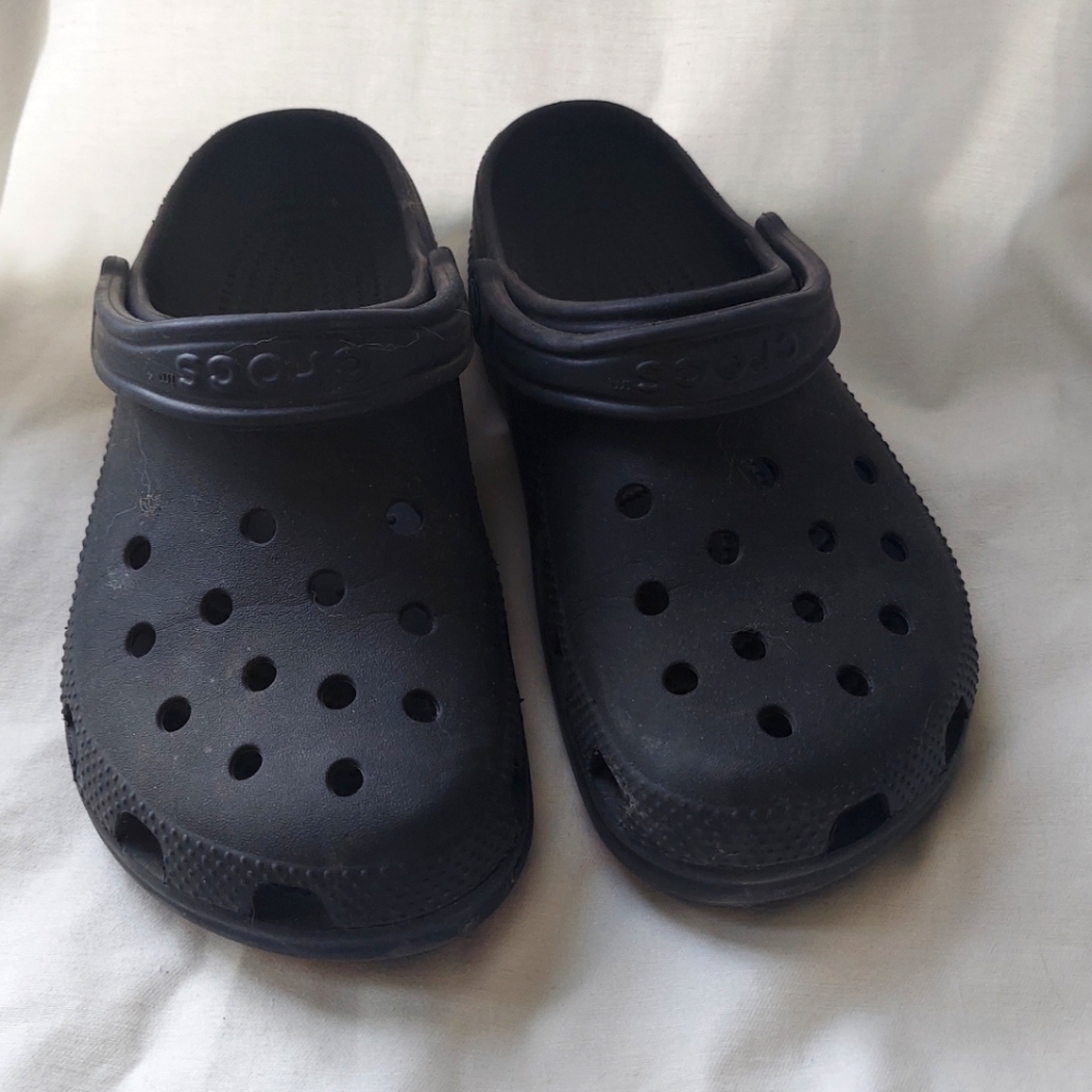 Black Crocs men's 7, women's 9